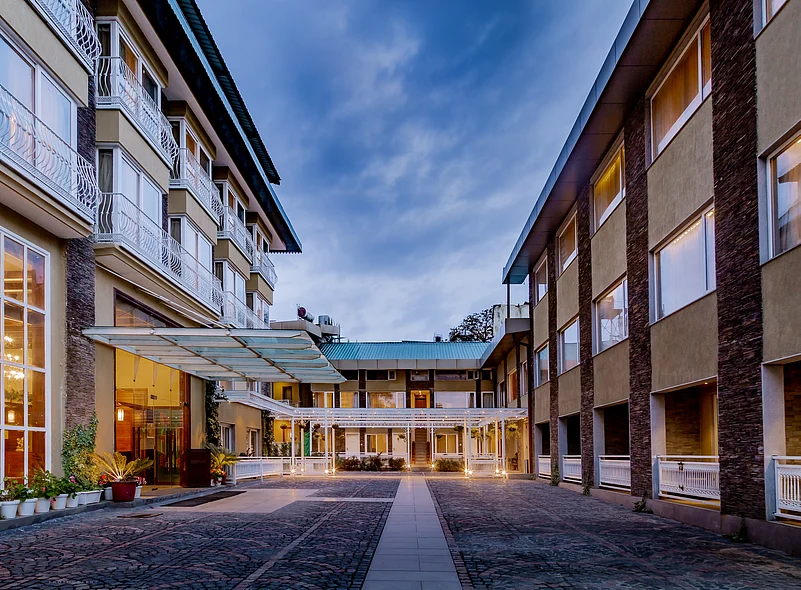 The main porch of Fern Brentwood Resort